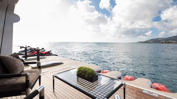 Motor Yacht TRIUMPH beachclub