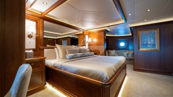Full-beam master stateroom