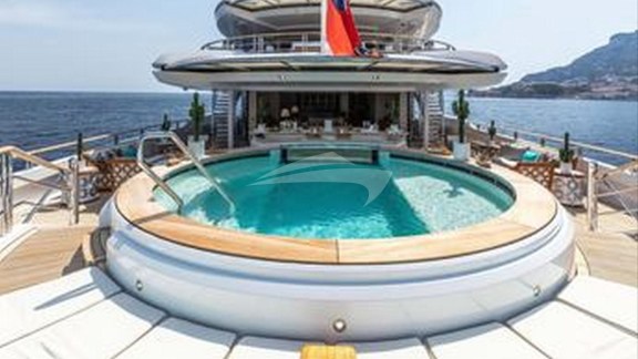 Deck Jacuzzi
