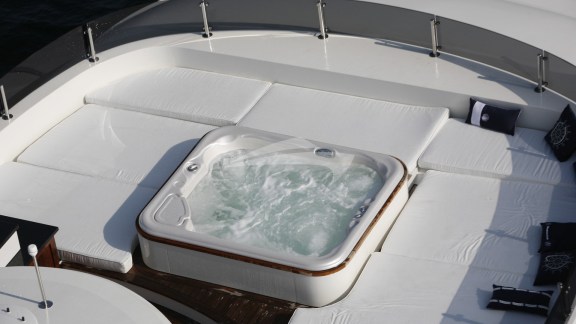 Jacuzzi-sunbed area