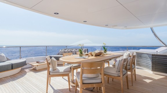 Upper deck al fresco dining