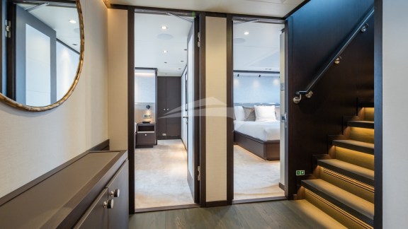 JUH01470 - adjoining hall