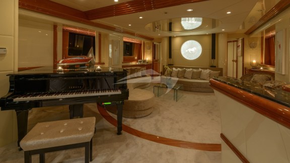 Salon & Piano