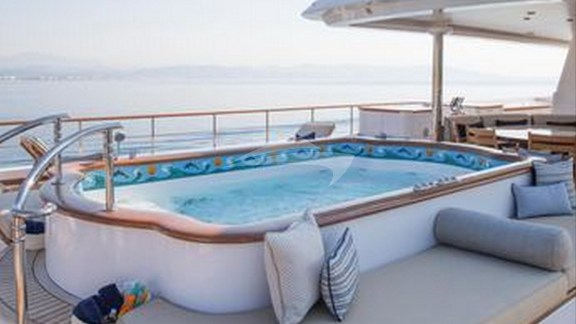 Deck Jacuzzi