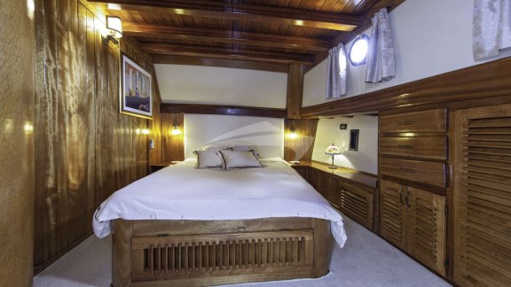 One of two mirror Master cabins (bow)