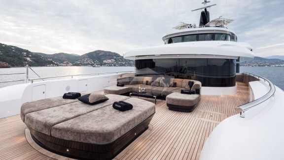 Motor Yacht TRIUMPH sundeck