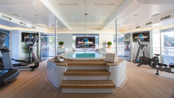 Deck Jacuzzi and Gym