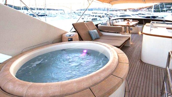 Deck Jacuzzi