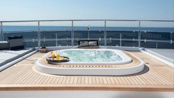 Deck Jacuzzi