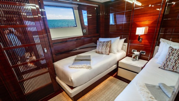 Image of ALLORA yacht #15