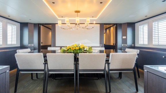 JUH01544 - dining in main saloon