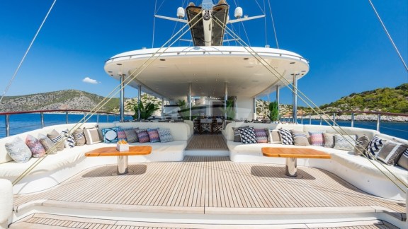 Expansive sundeck aft