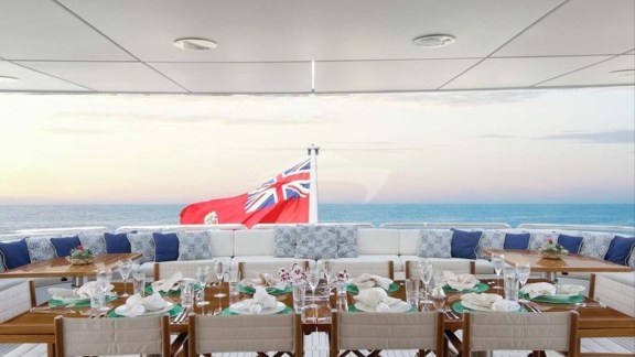 Sundeck al fresco dining