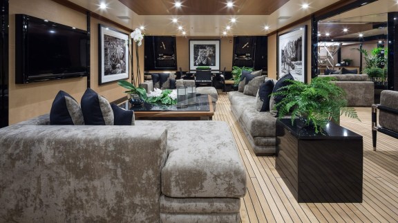Motor Yacht TRIUMPH sky lounge