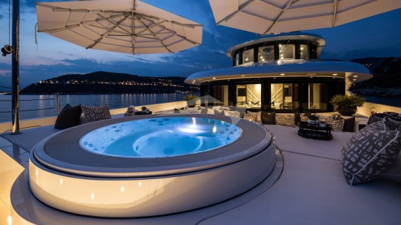 Fore deck hot tub and sun lounging