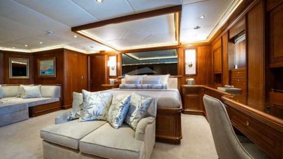 Full beam VIP stateroom
