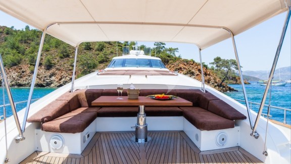 Foredeck shaded seating