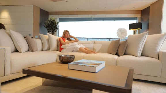 Motor yacht ARTISAN for charter - Main deck lounge