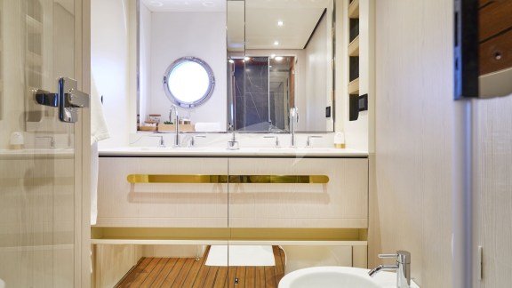 Master cabin bathroom
