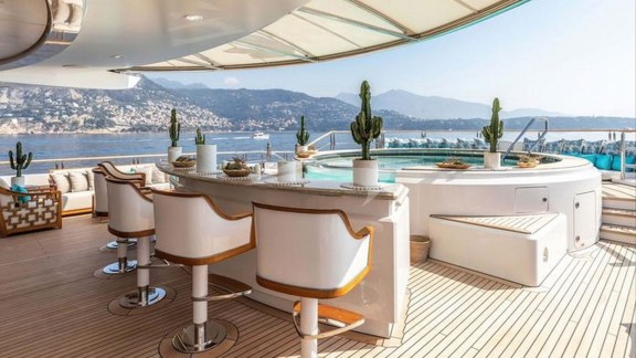 Outdoor Bar and Deck Jacuzzi