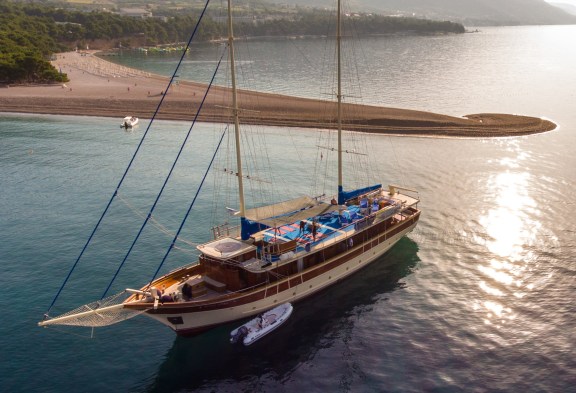 TAJNA MORA At Anchor