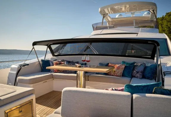 HIDEAWAY Foredeck