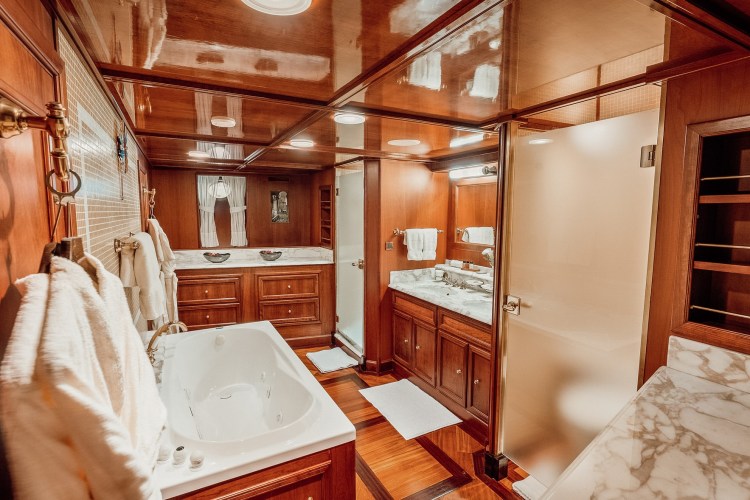 SEAGULL III Guest Bathroom
