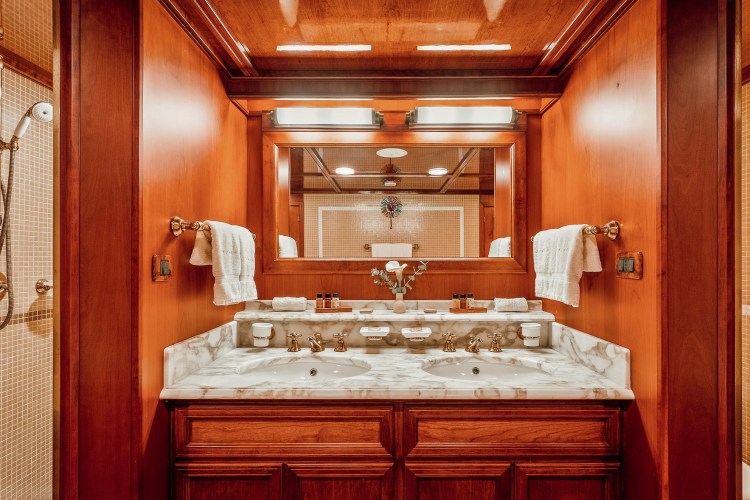 SEAGULL III Guest Bathroom