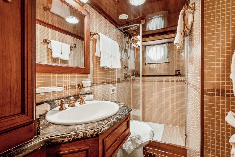 SEAGULL III Guest Bathroom