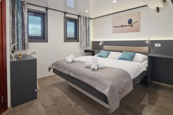 Double Cabin