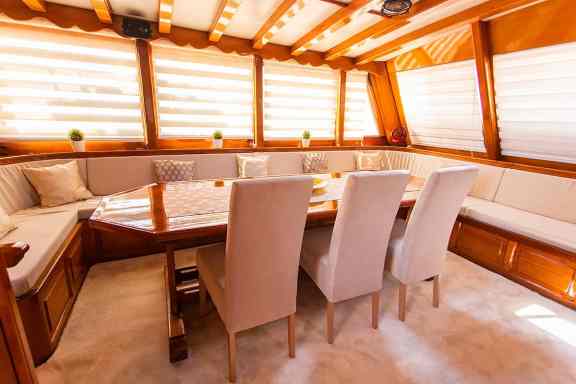 Salon and dining table