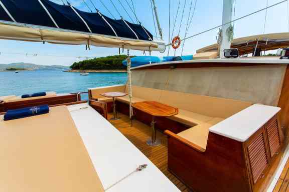 Foredeck seating