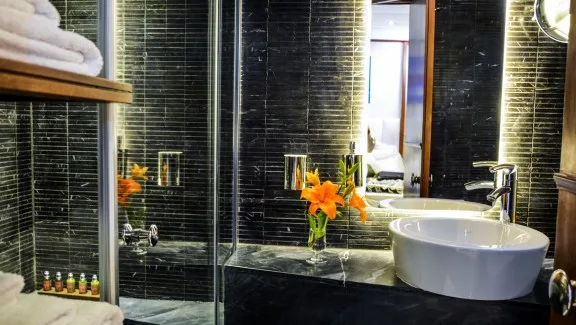 Double Cabin Bathroom 3