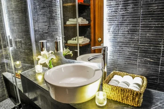 Double Cabin Bathroom 4