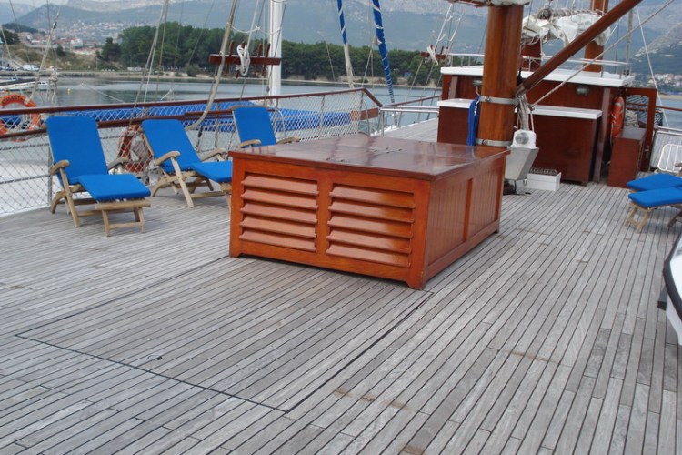 ROMANCA - Deck sunning