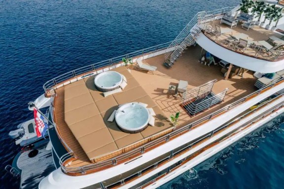 Motor Yacht Symphony with 2 hot tubs on deck