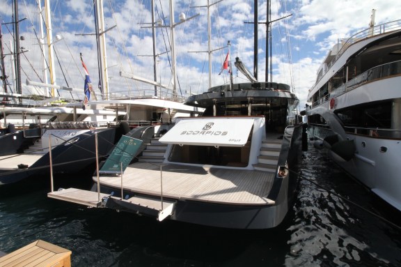 Luxury Motorsailer Scorpios - Stern