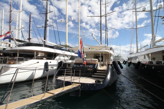 Luxury Motorsailer Dalmatino - Stern
