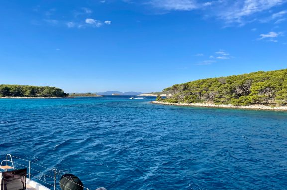 Catamaran FLOREMYE sailing the Pakleni Islands in Croatia