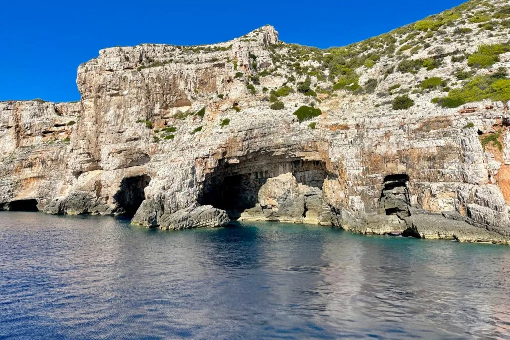 Sea caves on Vis Island | Photo: Klara Jakobsen, DMA Yachting