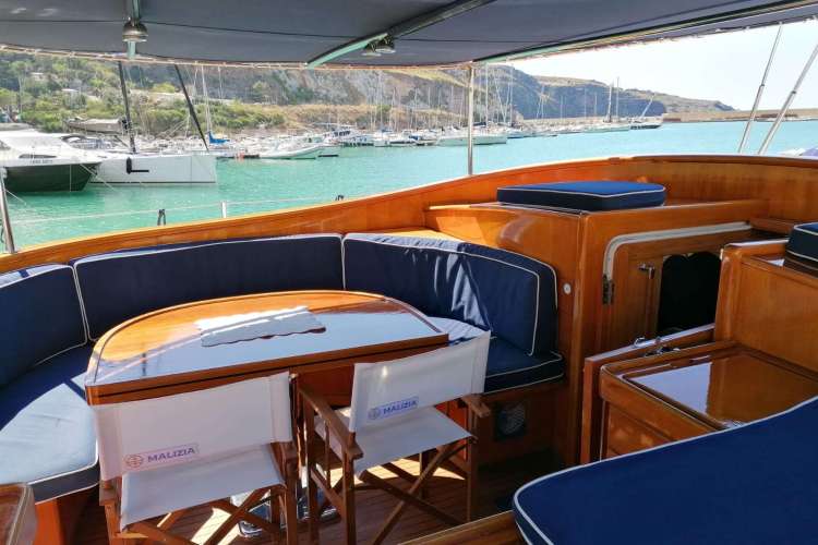 Al fresco cockpit area, dining mode