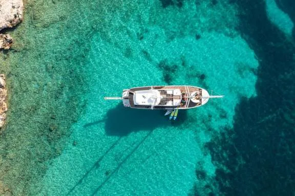 Image of Phoenix Bronze yacht #3