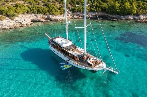 Image of Phoenix Bronze yacht #4