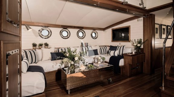 Seating saloon