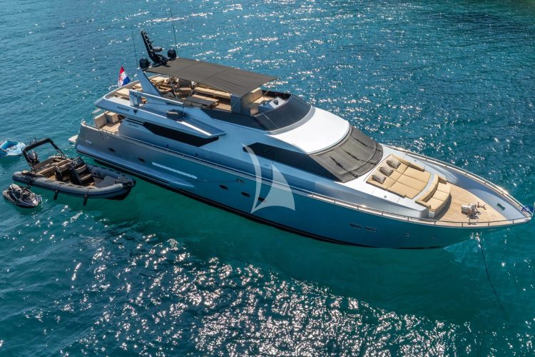 PHANTOM sleek starboard silhouette