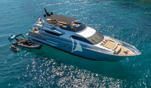 PHANTOM sleek starboard silhouette