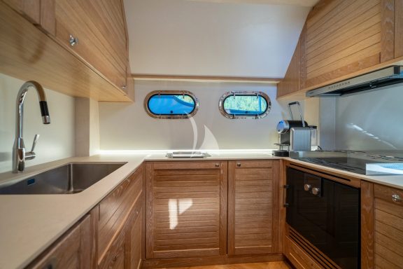 CLOUD 9 Galley