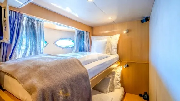 Twin cabin (bunk beds)