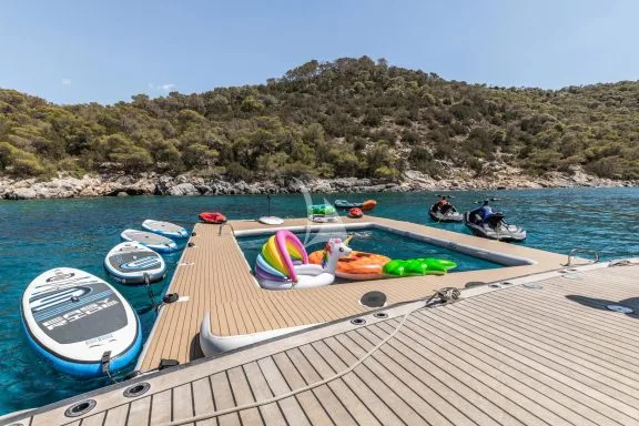 SWIM PLATFORM AND TOYS