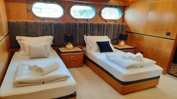 Twin or double convertible cabin 2